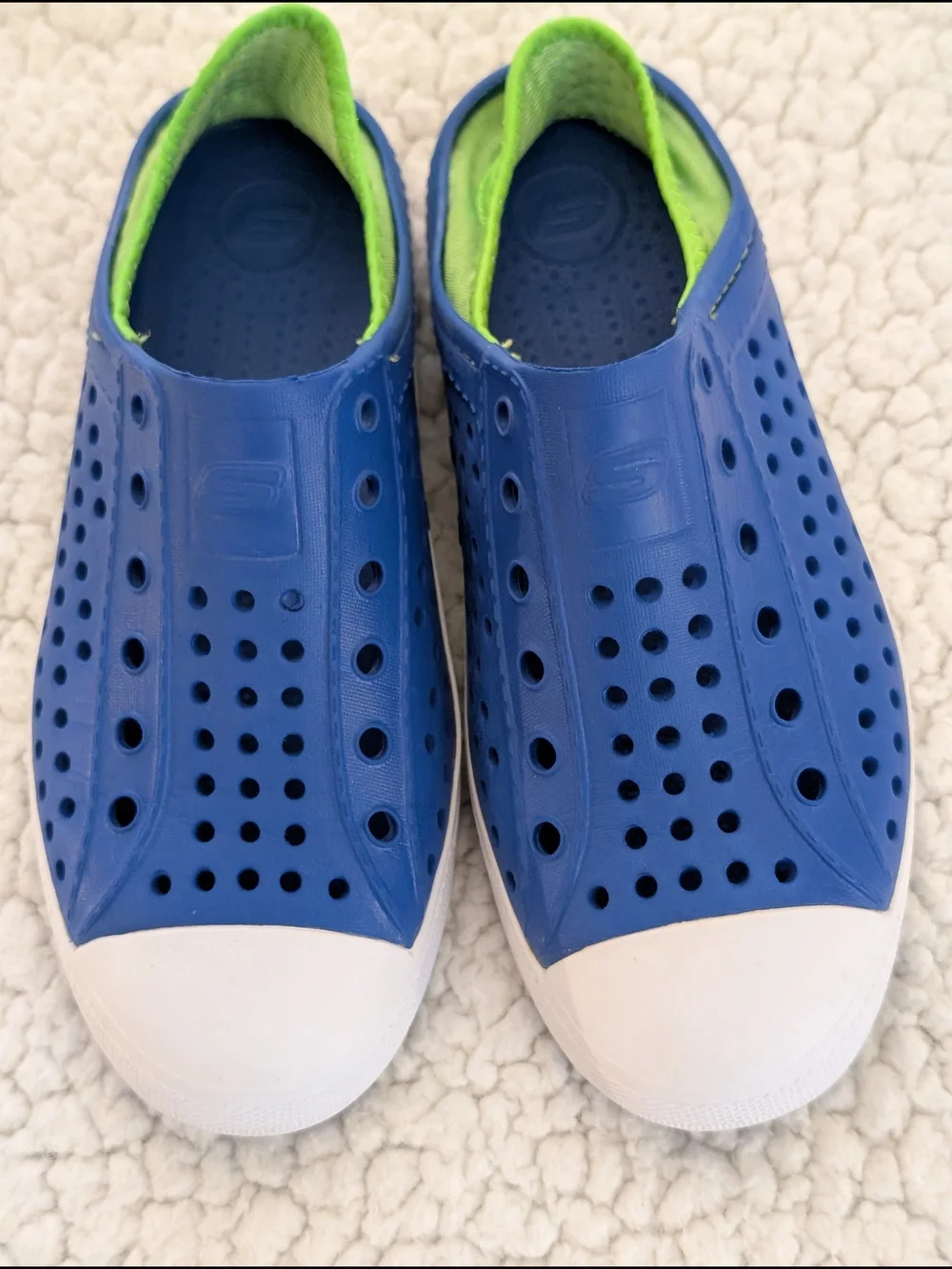 Great Condition: Skechers Foamies Guzman Steps Kids 3
